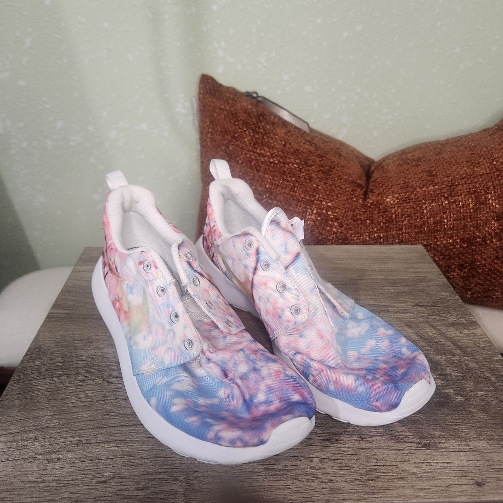 NIKE | Cherry Blossom Roshe Sneakers Size: US Women 7